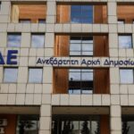 Σάλος με το αυτόγραφο του Στέφανου Κασσελακη πάνω στο καπελάκι της ΝΔ