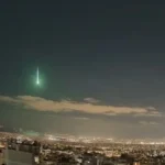 Η στιγμή που ο ουρανός της Αττικής φωτίζεται από μετέωρο