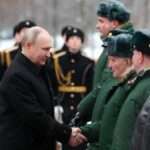 Καταρρέει ο μύθος της νεότητας; Γιατί τα καλύτερα χρόνια της ζωής μας ξεκινούν μετά τα 40