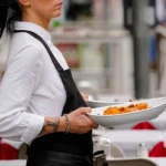 Γιατί τα κορυφαία ξενοδοχεία εγκαταλείπουν το εμφιαλωμένο νερό; Πώς το νερό από κόστος μετατρέπεται σε εμπειρία